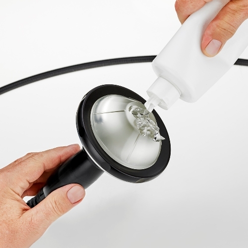 Aplikacja żelu kontaktowego na głowicę urządzenia enShock.